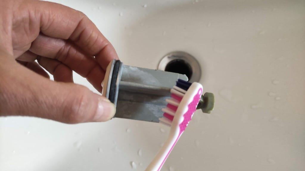 Waschbeckenstöpsel mit der Zahnbürste reinigen