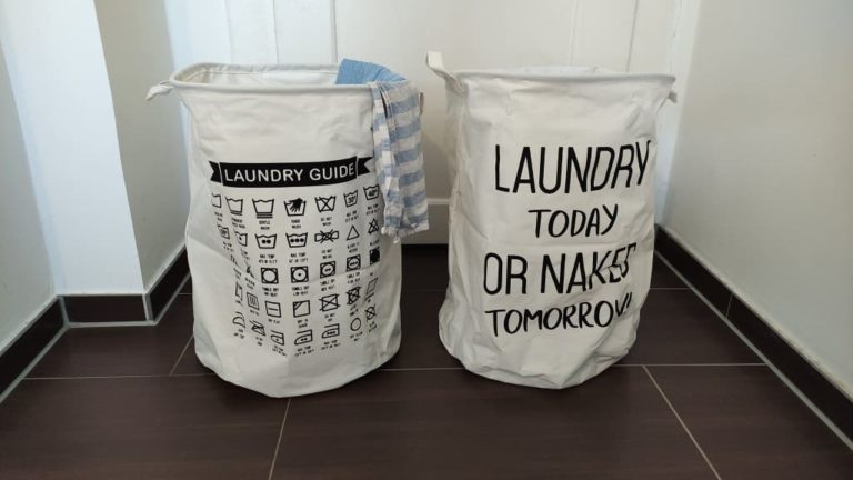 Schmutzwäsche in Wäschesammler sortieren - Ordentlich sauber