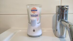 Sagrotan No Touch Seifenspender auf dem Waschbecken