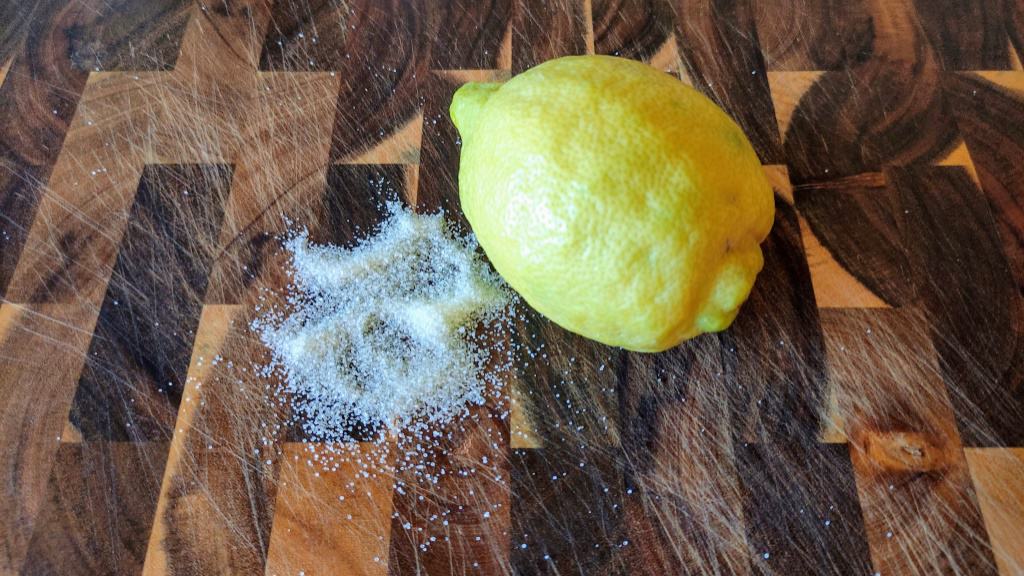 Holzbrett mit Zitrone und Salz