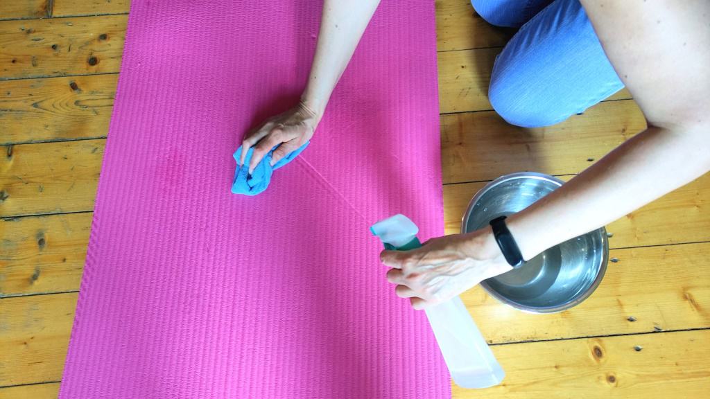 Yogamatte mit selbst gemachten Yogamattenreiniger Spray reinigen