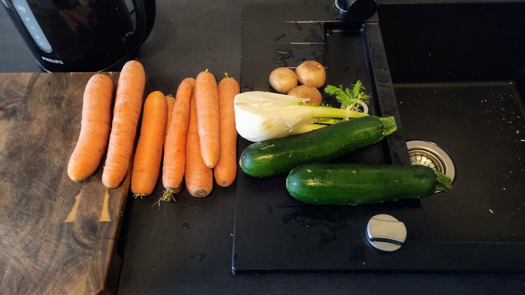 Gemüse auf der Küchenarbeitsplatte neben der Spüle