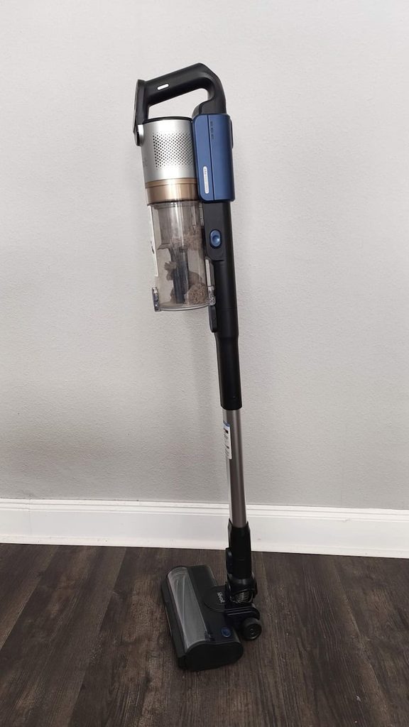 Der LVAC-300 steht frei im Raum.