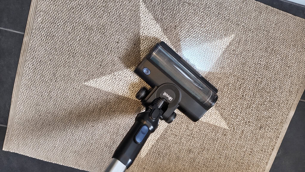 Kunststoffteppich absaugen