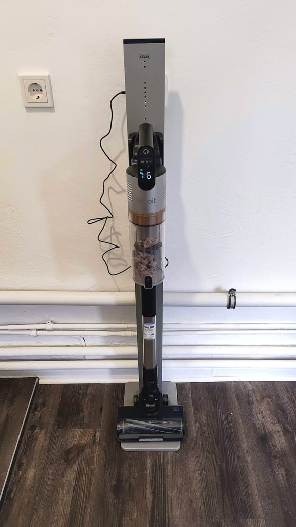 Der LVAC-300 hängt an einem Staubsaugerständer.